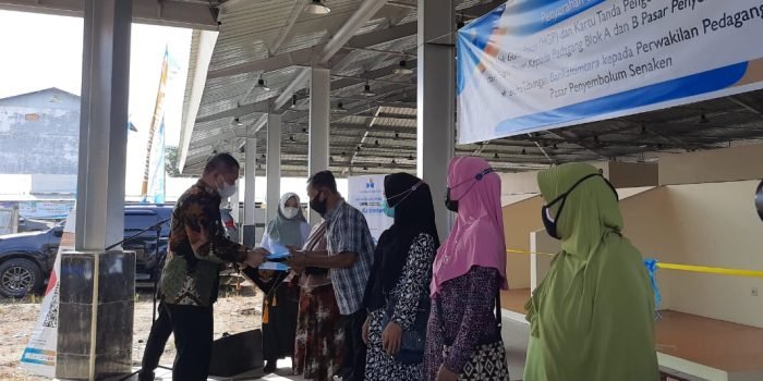 Bupati Paser Serahkan HGP, Pedagang Sudah Bisa Menempati Lapak Baru di Pasar Induk Senaken 