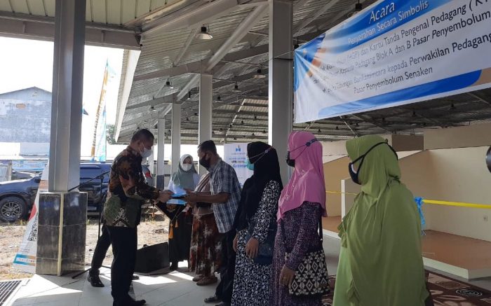 Bupati Paser dr. Fahmi Fadli serahkan secara simbolis Hak Guna Pakai (HGP) lapak dan Kartu Tanda Pengenal Pedagang (KTTP) kepada pedagang Blok A dan B Pasar Induk Penyembolum Senaken, Rabu (7/7/2021). Foto : BorneoFlash.com/Fitriani.