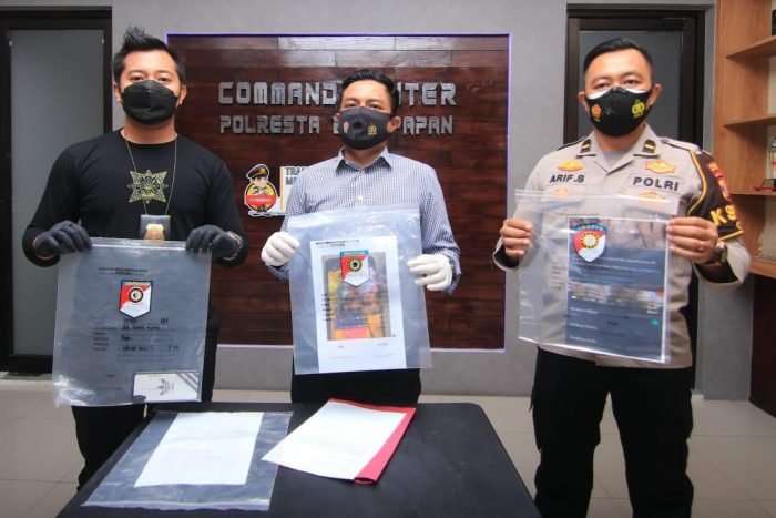Kasat Reskrim Polresta Balikpapan Kompol Rengga Puspo Saputro menunjukkan Barang Bukti penyebaran video asusila Kamis (8/7/2021). Foto : BorneoFlash.com/Muhammad Eko.