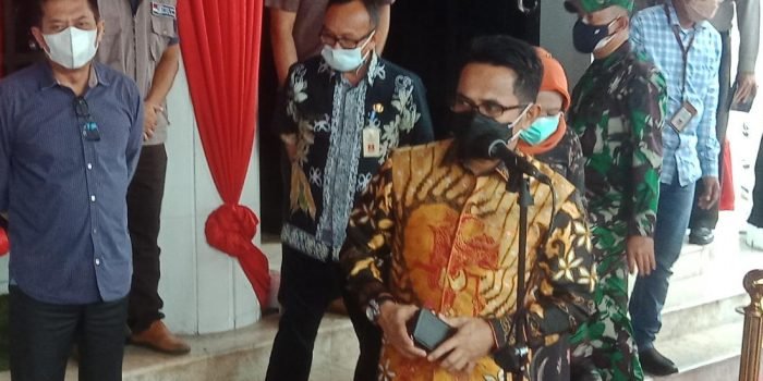 Wali Kota Balikpapan Rahmad Mas'ud saat menggelar pres rilis di halaman kantor Pemkot Balikpapan, Jln Jendral Sudirman, Balikpapan Kota, Jum'at (9/7/2021). Foto : BorneoFlash.com/Muhammad Eko.