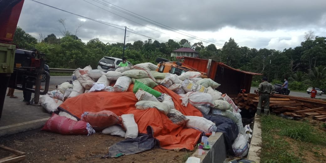Diduga Pecah Ban, Truk Kontainer Terguling Di KM 23 Sebabkan Kemacetan Yang Cukup Panjang 
