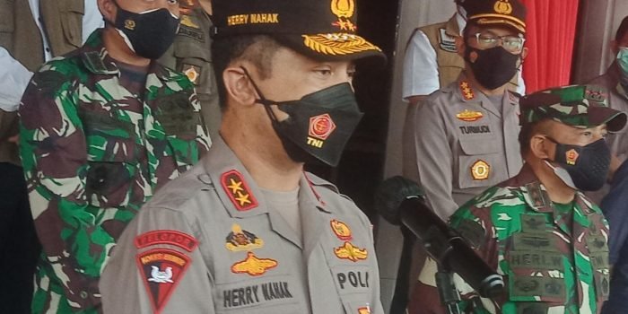 Kapolda Kalimantan Timur Irjen Pol Herry Rudolf Nahak, Saat konferensi pers perkembangangan Covid-19 di Balikpapan pada Jumat (9/7/2021). Foto : BorneoFlash.com/Muhammad Eko.