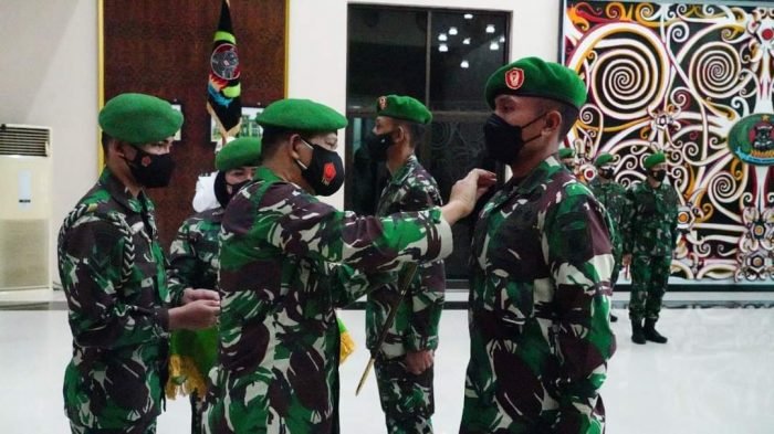 Danrem 091/ASN, Brigjen TNI Cahyo Suryo Putro saat memimpin serah terima jabatan Dandim 0912/KBR di Aula Makorem Samarinda. Foto : HO/Pendim 0912/KBR.