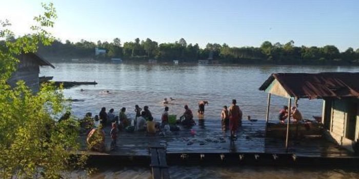 Akibat Kerusakan Pipa, sejumlah warga Kelurahan Melak Ilir, Kecamatan Melak terpaksa mengambil air sungai untuk keperluan sehari-hari. Foto : BorneoFlash.com/Lilis Suryani.