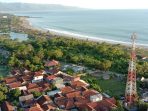 BTS XL Axiata berdiri menjulang di area pantai Pelabuhan Ratu, Kabupaten Sukabumi. foto : HO.