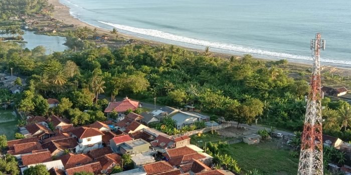 BTS XL Axiata berdiri menjulang di area pantai Pelabuhan Ratu, Kabupaten Sukabumi. foto : HO.