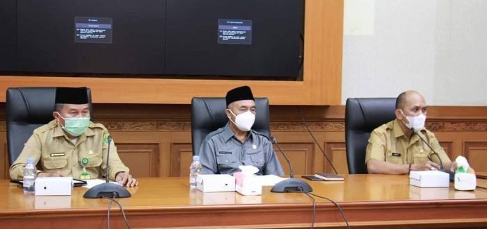 Wakil Bupati Kutai Barat, H. Edyanto Arkan saat memimpin rapat koordinasi penanganan covid-19 di wilayah  Kutai Barat. Foto : BorneoFlash.com/Lilis Suryani.