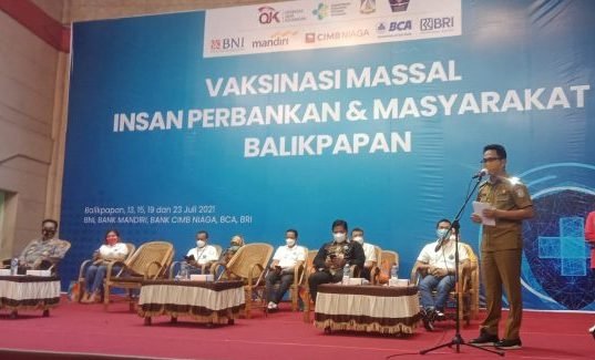 Wali Kota Balikpapan Rahmad Mas'ud, hadir pada saat OJK menggelar vaksinasi massal insan perbankan dan masyarakat kota Balikpapan di Gedung BSCC Dome pada Selasa (13/7/2021). Foto : BorneoFlash.com/Muhammad Eko.