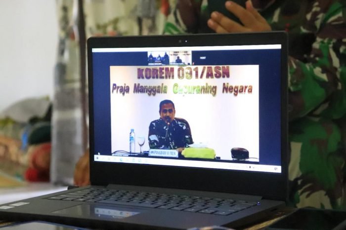 Pangdam VI/Mlw Mayjen TNI Heri Wiranto, S.E., M.M., M.Tr. (Han) bersama para pejabat Kodam VI/Mlw melaksanakan anjangsana kepada Warakawuri di wilayah Kota Balikpapan melalui Video Conference, Selasa (13/7/2021). Foto : HO.