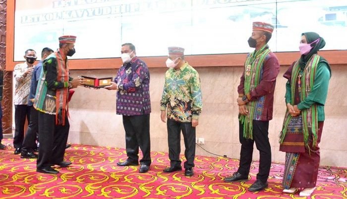 Bupati FX.Yapan didampingi Wakil Bupati Edyanto Arkan saling memberikan cinderamata kepada Letkol Inf Anang Effendi Sofyan disaksikan Dandim 0912 yang baru Letkol Kav Yudhi Prasetyo Purnomo. Foto : BorneoFlash.com/Lilis Suryani.