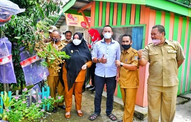 Wakil Bupati Paser, Hj. Syarifah Masitah Assegaf saat mengunjungi destinasi wisata hutan mangrove di Desa Kelempang Sari, Kecamatan Kuaro yang juga dikenal sebagai sentra tanaman buah kelengkeng. Foto : BorneoFlash.com/Fitriani.