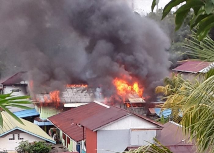 Si Jago Merah kembali mengamuk di pemukiman warga berlokasi di Jalan Mayjen Sutoyo RT  44,  Gang Sahabat Kelurahan  Klandasan Ilir, Kecamatan Balikpapan Kota Kamis (15/7/2021). Foto : BorneoFlash.com/Muhammad Eko.