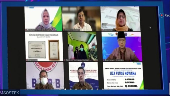 Penyerahan santunan secara simbolis ini disampaikan oleh Wakil Menteri Kesehatan Dr. Dante Saksono Harbuwono kepada Yeti Supriati, Ibunda Almarhumah Liza selaku perwakilan ahli waris dan disaksikan secara virtual. Foto : HO.