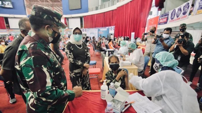 Pangdam VI/Mulawarman Mayjen TNI Heri Wiranto, S.E., M.M., M.Tr. (Han) Tinjau Serbuan Vaksinasi Covid-19 secara gratis untuk masyarakat, yang berlangsung di BSCC Dome Balikpapan, Sabtu(17/7/2021). Foto : HO.