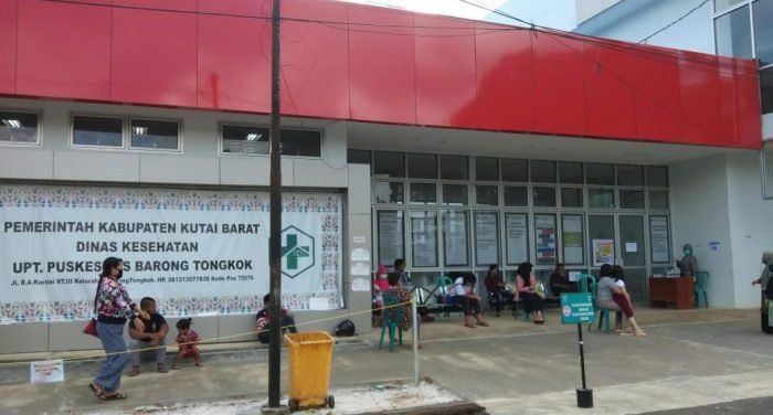 Puskesmas Barong Tongkok adalah salah satu dari 5 Puskesmas di Kubar yang terpaksa tutup sementara waktu lantaran beberapa pegawainya dikabarkan terpapar covid-19. Foto : BorneoFlash.com/Lilis Suryani.