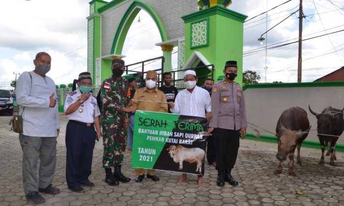 Wakil Bupati Kubar, Edyanto Arkan saat menyerahkan bantuan hewan kurban secara simbolis kepada pengurus Masjid Agung Baiturrahim, Senin (19/7/2021). Foto : BorneoFlash.com/Lilis Suryani.