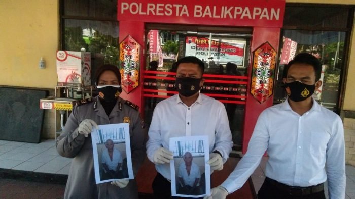 Kasat Reskrim Polresta Balikpapan, Kompol Rengga Puspo Saputro menunjukkan BB kasus penipuan dan penggelapan di halaman Mapolresta Balikpapan pada Senin (19/7/2021). Foto : BorneoFlash.com/Muhammad Eko.