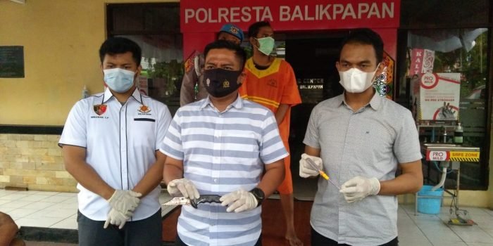 Kasat Reskrim Polresta Balikpapan menunjukkan Barang Bukti pisau sangkur yang digunakan Pelaku IW (32). Foto : BorneoFlash.com/Muhammad Eko.