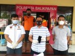 Kasat Reskrim Polresta Balikpapan Kompol Rengga Puspo Saputro menunjukkan Barang Bukti handphone yang diamankan dari tangan pelaku FK (22) dan RM (21). Foto : BorneoFlash.com/Muhammad Eko.