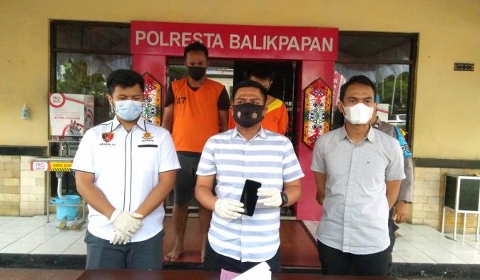 Kasat Reskrim Polresta Balikpapan Kompol Rengga Puspo Saputro menunjukkan Barang Bukti handphone yang diamankan dari tangan pelaku FK (22) dan RM (21). Foto : BorneoFlash.com/Muhammad Eko.