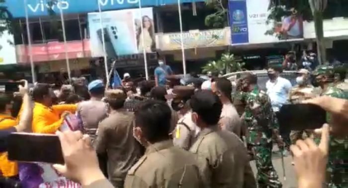 Polisi Amankan 15 Orang Mahasiswa dalam aksi demo mahasiswa yang berlangsung di Jalan Jendral Sudirman pada Kamis (22/7/2021) Siang. Foto : BorneoFlash.com/Muhammad Eko. Polisi Amankan 15 Orang Mahasiswa dalam aksi demo mahasiswa yang berlangsung di Jalan Jendral Sudirman pada Kamis (22/7/2021) Siang. Foto : BorneoFlash.com/Muhammad Eko.