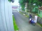 Aksi penjambretan di Rt 12 Kampung Timur, kelurahan Gunung Samarinda, kecamatan Balikpapan Utara yang terekam CCTV. Foto : HO.