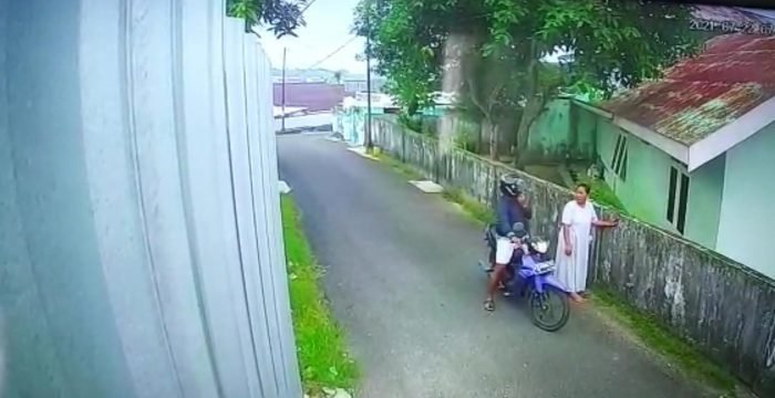 Aksi penjambretan di Rt 12 Kampung Timur, kelurahan Gunung Samarinda, kecamatan Balikpapan Utara yang terekam CCTV. Foto : HO. Aksi penjambretan di Rt 12 Kampung Timur, kelurahan Gunung Samarinda, kecamatan Balikpapan Utara yang terekam CCTV. Foto : HO.