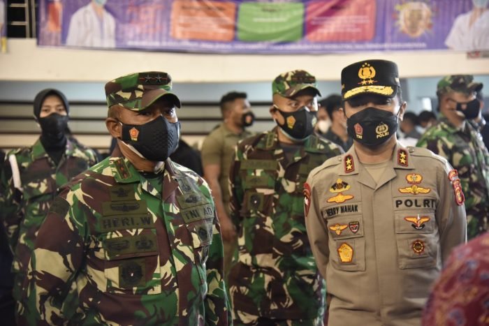 Pangdam VI/Mulawarman Mayjen TNI Heri Wiranto, S.E., M.M., M.Tr. (Han) bersama Kapolda Kaltim Irjen. Pol. Drs. Herry Rudolf Nahak, M.Si. kembali meninjau vaksinasi massal yang berada di Balikpapan Sport and Convention Center (BSCC) Dome, Sabtu (24/7/2021). Foto : HO.