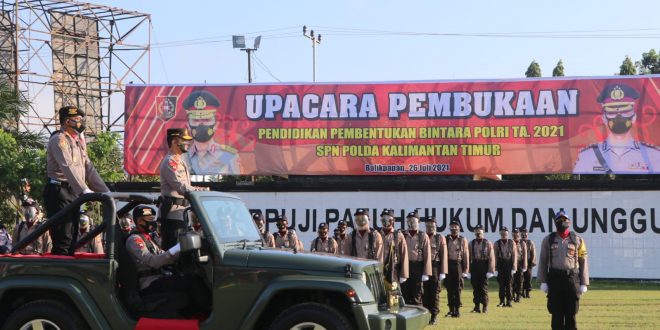 Kapolda Kaltim Irjen Pol. Drs. Herry Rudolf Nahak M.Si., secara resmi membuka Pendidikan Pembentukan Bintara Polri T.A. 2021 di Lapangan SPN Polda Kaltim Jl. Jenderal Sudirman, Gn. Bahagia, Kecamatan Balikpapan Selatan, Kota Balikpapan, Senin (26/07/2021). Foto : HO.