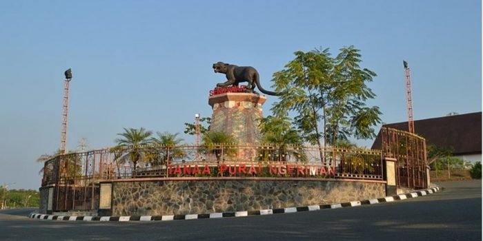 Patung Macan Dahan Ikon Ibu Kota Sendawar, Kabupaten Kutai Barat, Kalimantan Timur. Foto : BorneoFlash.com/DOK.