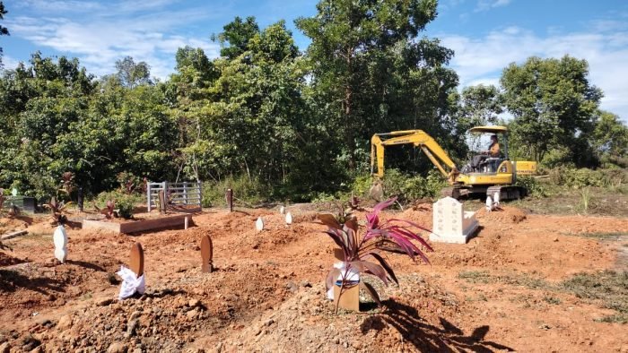 Pengerjaan perluasan lahan Pemakaman khusus Covid-19 dengan menggunakan alat berat di Desa Jone, Kecamatan Tanah Grogot, Kabupaten Paser, Kalimantan Timur. Foto : BorneoFlash.com/Fitriani.