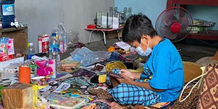 Vino, bocah yatim piatu di Kutai Barat yang menjalani isolasi mandiri terakhir dan pemulihan hari ini, Senin (26/7/2021) di rumahnya RT 04, Kampung Linggang Purworejo, Kecamatan Tering. Foto : BorneoFlash.com/Lilis Suryani.