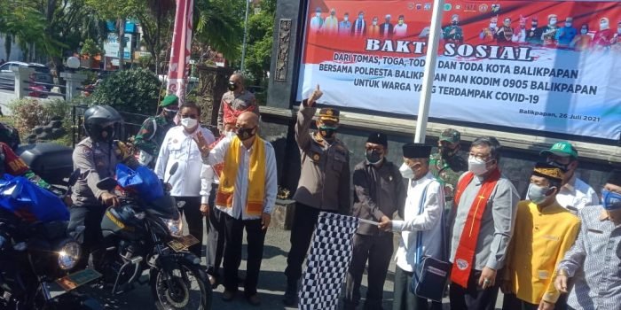 Pelepasan puluhan paket sembako yang akan disalurkan bagi warga yang terdampak Covid-19. Foto : BorneoFlash.com/Muhammad Eko.