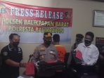 Polsek Balikpapan Barat Menggelar konferensi pers kasus pencurian dengan Pemberatan (Curat) dengan tersangka Rudi (28) Warga Jalan Wolter Monginsidi RT 30, Kelurahan Baru Ulu, di Mapolsek Balikpapan Barat Senin (26/7/2021). Foto : BorneoFlash.com/Muhammad Eko.