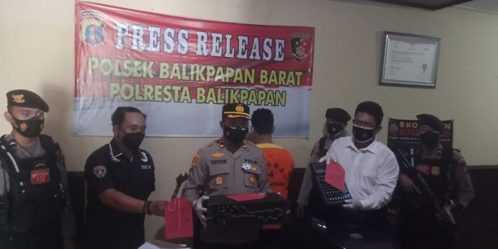 Polsek Balikpapan Barat Menggelar konferensi pers kasus pencurian dengan Pemberatan (Curat) dengan tersangka Rudi (28) Warga Jalan Wolter Monginsidi RT 30, Kelurahan Baru Ulu, di Mapolsek Balikpapan Barat Senin (26/7/2021). Foto : BorneoFlash.com/Muhammad Eko.