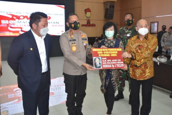 Keluarga alm Akidi Tio Melalui dokter keluarga mereka Prof dr Hardi Darmawan, Serahkan bantuan covid-19 sebesar Rp 2 T di Mapolda Sumsel, Senin (26/7/2021). Foto : HO.