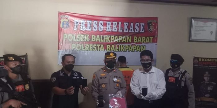 Tim Jatanras Polsek Balikpapan Barat berhasil meringkus AP (24) atas kasus pencurian 5 buah handphone milik warga di Perumahan Kariangau, Balikpapan Barat (Balbar) pada Rabu (21/7/2021) lalu. Foto : BorneoFlash.com/Muhammad Eko.