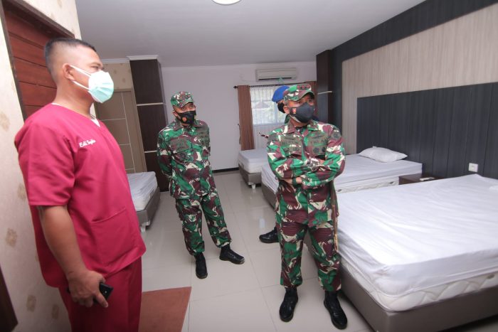 Pangdam VI/Mulawarman Mayjen TNI Heri Wiranto, S.E., M.M., M.Tr. (Han) didampingi beberapa pejabat di lingkungan Kodam VI/Mlw melaksanakan peninjauan langsung tempat isolasi Covid-19 yang berada di Asrama Haji Balikpapan, Selasa (27/7/2021). Foto : HO.