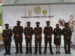 Kepala Kejari Kubar, Wahyu Triantono (tengah) saat foto bersama para Kasi Kejari Kubar beberapa waktu lalu dalam momen Hari Bhakti Adiyaksa ke 61.Foto : BorneoFlash.com/DOK.