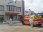 Pemerintah Desa Tapis, Kecamatan Tanah Grogot, Kabupaten Paser, melalui Badan Penanggulangan Bencana Daerah (BPBD) Kabupaten Paser, melakukan penyemprotan disinfektan dari rumah ke rumah, selasa sore (27/07/2021). Foto ; BorneoFlash.com/Fitriani.