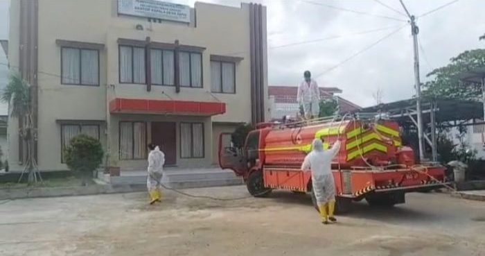 Pemerintah Desa Tapis, Kecamatan Tanah Grogot, Kabupaten Paser, melalui Badan Penanggulangan Bencana Daerah (BPBD) Kabupaten Paser, melakukan penyemprotan disinfektan dari rumah ke rumah, selasa sore (27/07/2021). Foto ; BorneoFlash.com/Fitriani.