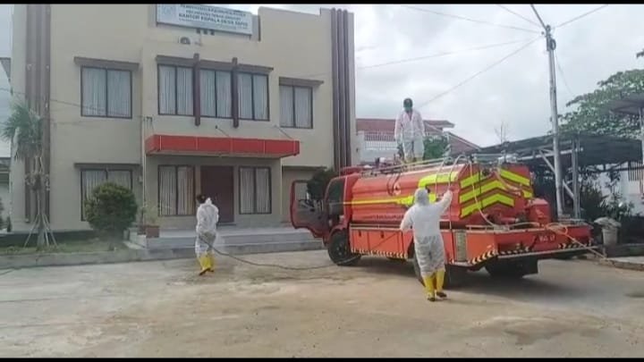 Desa Tapis Libatkan BPBD Kabupaten Paser, Semprot Disinfektan ke Rumah  Penduduk