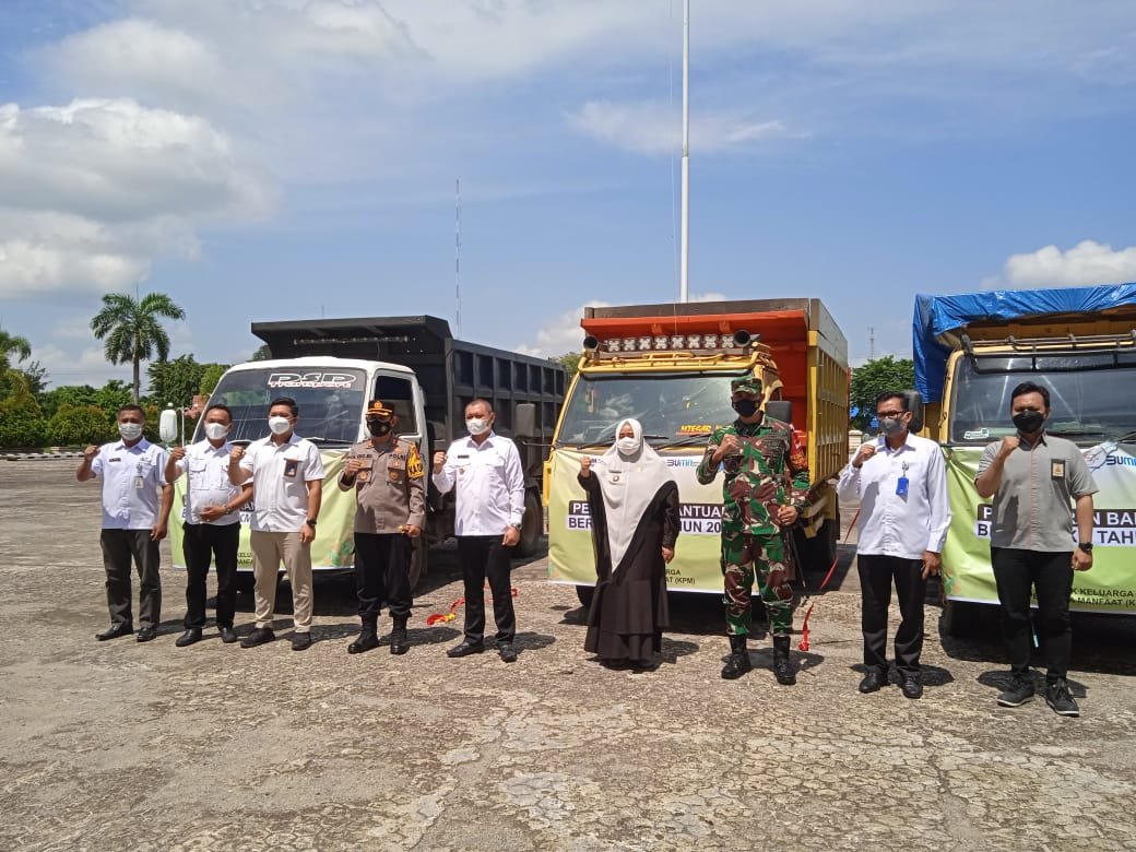 Bupati Paser dr Fahmi Fadli saat launching Bantuan Beras PPKM 2021 pada Keluarga Penerima Manfaat (KPM) Program Keluarga Harapan (PKH) dan Bantuan Sosial Tunai (BST), yang berlangsung di Kantor Bupati Paser. Rabu (28/7/2021).