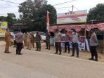 Pos penyekatan dan pemeriksaan yang dilakukan oleh petugas di Kecamatan Bongan yang dipimpin oleh Camat Bongan, Ganjar Isukarso bersama jajaran Muspika dan juga aparat pemerintahan Kampung Jambuk Makmur.