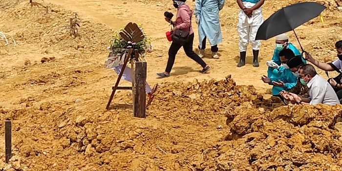 Walikota Balikpapan Rahmad Mas'ud Sempatkan diri untuk Bertakziah untuk melepas Kepergian Almarhum Nur Rahmah (40)