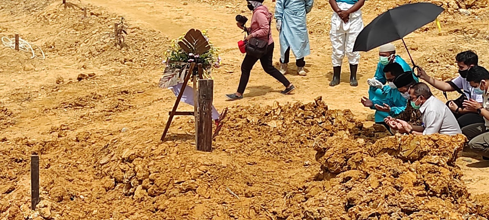 Walikota Balikpapan Rahmad Mas'ud Sempatkan diri untuk Bertakziah untuk melepas Kepergian Almarhum Nur Rahmah (40)