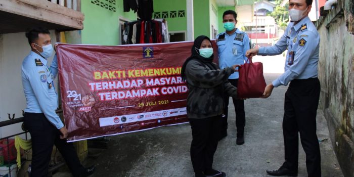 Pada kesempatan yang sama, Kantor Imigrasi Kelas I TPI Balikpapan juga turut melaksanakan kegiatan “Kumham Peduli, Kumham Berbagi” dengan menyalurkan 70 paket sembako.