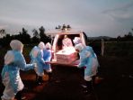 Pemakaman jenazah pasien Covid-19 yang difokuskan di tempat pemakaman khusus di Gesaliq, Kecamatan Barong Tongkok oleh tenaga relawan. (Istimewa/Tagana Kubar)