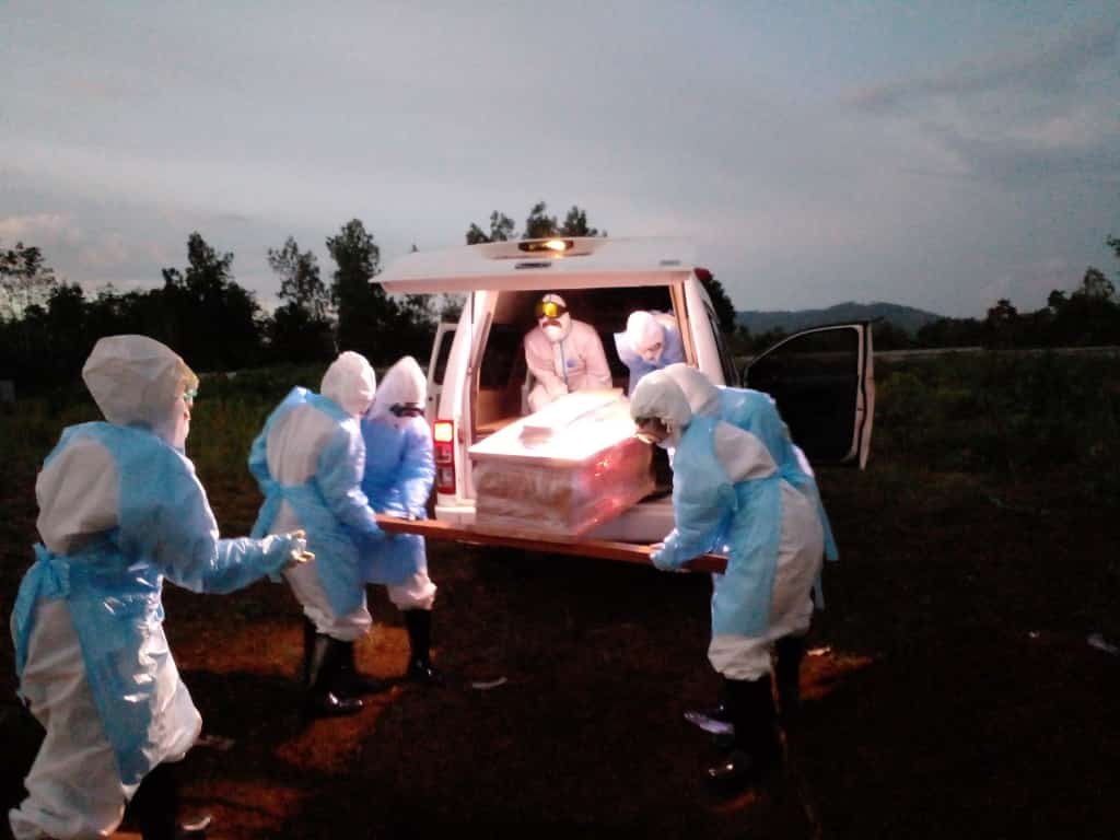 Pemakaman jenazah pasien Covid-19 yang difokuskan di tempat pemakaman khusus di Gesaliq, Kecamatan Barong Tongkok oleh tenaga relawan. (Istimewa/Tagana Kubar)