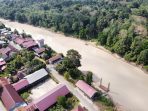 Kondisi aliran Sungai Kedang Pahu yang terlihat keruh dan bercampur lumpur sehingga tidak bisa dimanfaatkan oleh masyarakat Kecamatan Damai dan diduga telah tercemar limbah. (Istimewa)
